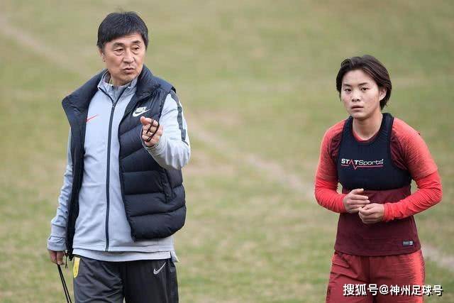 终局前的失控：许家印当庭冲向办案人员的三秒惊心